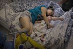 Покупательница с ребенком заснули на кровати в магазине ИКЕА в Пекине