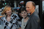 Эд Харрис с супругой актрисой Эми Мэдиган и дочерью Лили на премьере фильма «Аппалуза», 2008 год