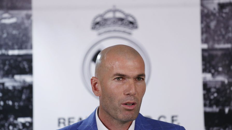 Зинедин Зидан во время объявления его главным тренером мадридского «Реала»