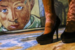 Посетители на выставке «Ван Гог. Ожившие полотна» в Москве