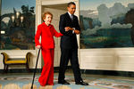 В 2000 году Нэнси наградили Золотой медалью Конгресса, а в 2011 году ее признали самой популярной первой леди США. Нэнси Рейган скончалась от сердечной недостаточности на 95-м году жизни, пережив мужа на 12 лет. Она похоронена рядом с ним неподалеку от президентской библиотеки Рейгана в Сими-Вэлли. На фото: 44-й президент США Барак Обама и Нэнси Рейган в приемной Белого дома, 2009 год