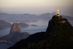 Статуя красуется на всех открыточных видах Рио