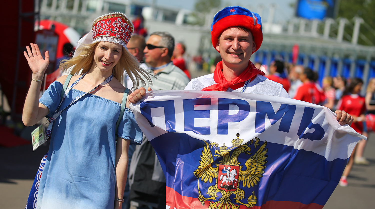 Болельщики у стадиона «Санкт-Петербург Арена» перед началом матча группового этапа Кубка конфедераций FIFA — 2017 между сборными командами России и Новой Зеландии