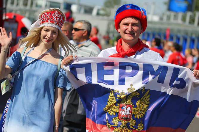 Болельщики у стадиона «Санкт-Петербург Арена» перед началом матча группового этапа Кубка конфедераций FIFA — 2017 между сборными командами России и Новой Зеландии