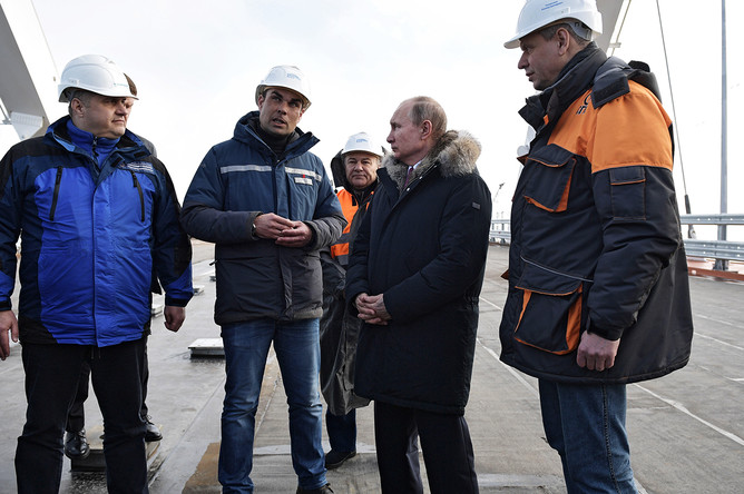 Владимир Путин во время осмотра готового участка автодорожной части Крымского моста через Керченский пролив, 14 марта 2018 года