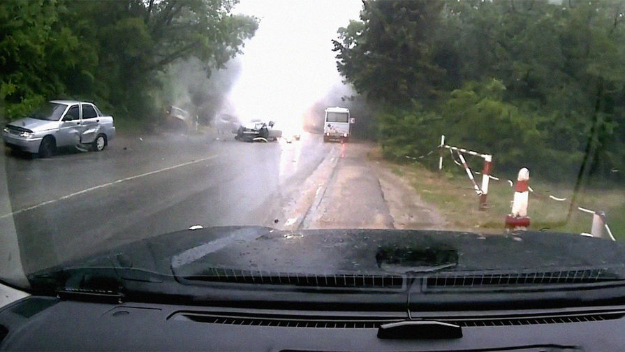 Последствия аварии с&nbsp;участием Mercedes-Benz в&nbsp;Крыму, скриншот из&nbsp;видео с&nbsp;регистратора попутной машины, 21 мая 2018 года