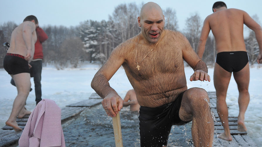 Депутат Госдумы Николай Валуев в проруби на Клязьминском водохранилище, январь 2012 года