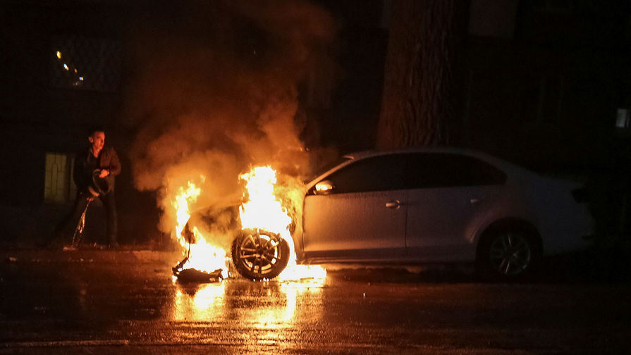 Семь автомобилей сгорели в автосервисе в Якутске