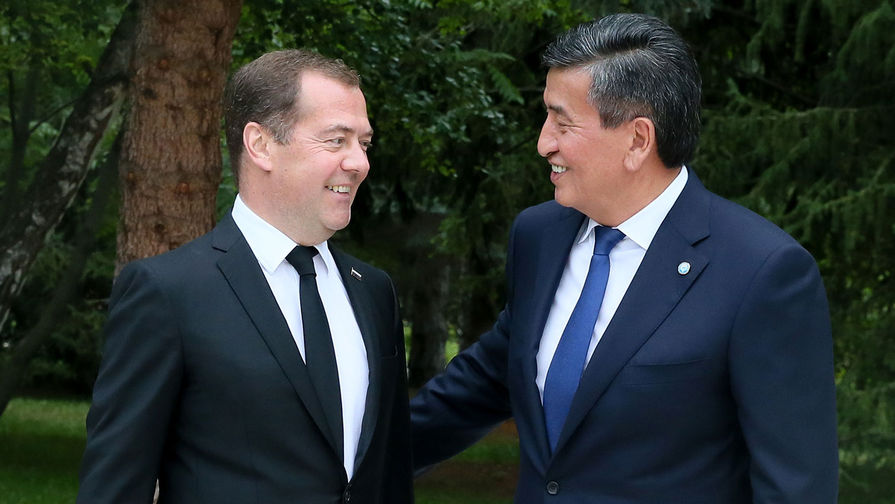 Председатель правительства РФ Дмитрий Медведев и президент Киргизии Сооронбай Жээнбеков (справа) во время встречи в Чолпон-Ате, 9 августа 2019 года 