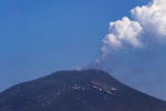 Вид на вулкан Этна на Сицилии, 19 апреля 2020 года