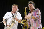 Саксофонисты Билл Эванс (США) и Игорь Бутман выступают на Международном фестивале «Аква-Джаз» в Сочи, 2012 год