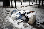 Вещи бездомного покрыты снегом после сильного снегопада в Афинах, Греция, 25 января 2022 года