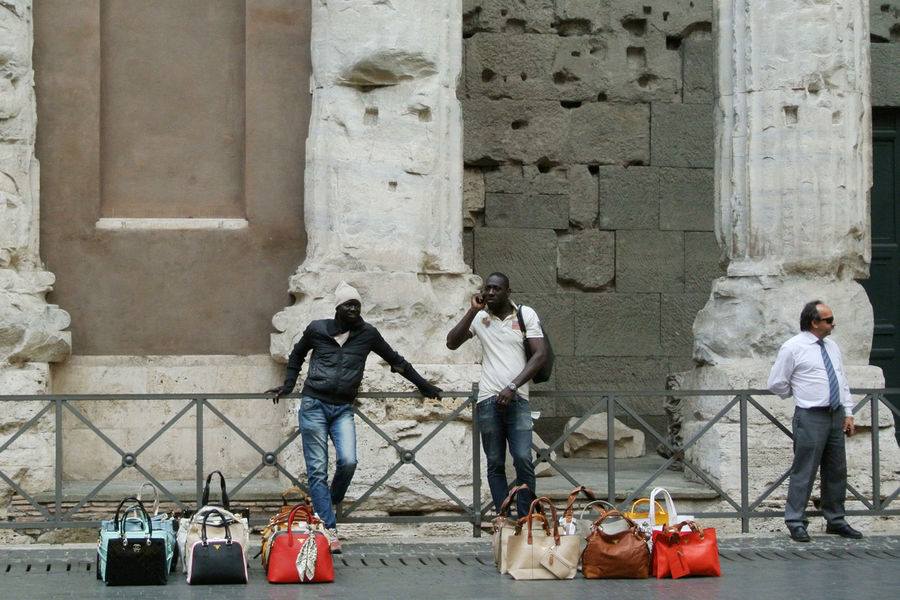 Нелегальная продажа поддельных дизайнерских сумок на улицах Рима