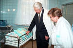 Счастливые бабушка с дедушкой - Наина и Борис Ельцины знакомятся с внуком в роддоме ЦКБ, 1997 год 