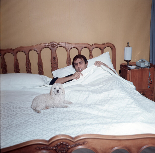 Адриано Челентано в&nbsp;кровати со своей собакой, 1971&nbsp;год