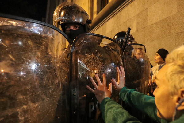 Во время акции протеста против закона об иностранных агентах возле здания парламента в&nbsp;Грузии, Тбилиси, 7&nbsp;марта 2023&nbsp;года