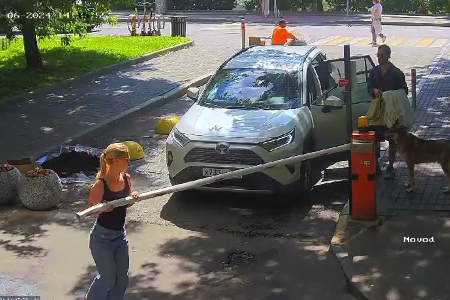 В центре Москвы девушка сломала шлагбаум, чтобы ее возлюбленный смог  проехать во двор - Газета.Ru | Новости