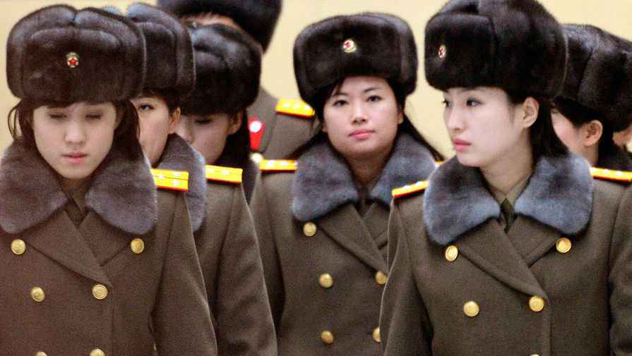 Участницы северокорейской женской поп-группы «Моранбон» в&nbsp;аэропорту Пекина