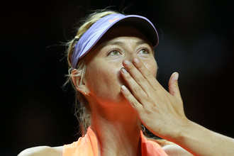 Мария Шарапова радуется победе над Робертой Винчи на турнире WTA в Штутгарте в своем первом матче после дисквалификации