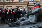 На церемонии открытия скульптурной композиции «Атом Солнца Олега Табакова» в Москве, 14 декабря 2020 года
