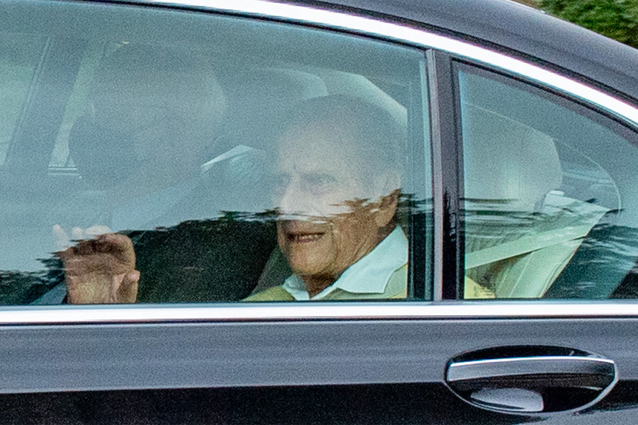 Принц Филипп в&nbsp;автомобиле после выхода из&nbsp;больницы, 16 марта 2021 года