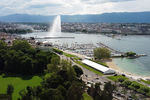 Вид на фонтан Же-До на Женевском озере в центре города