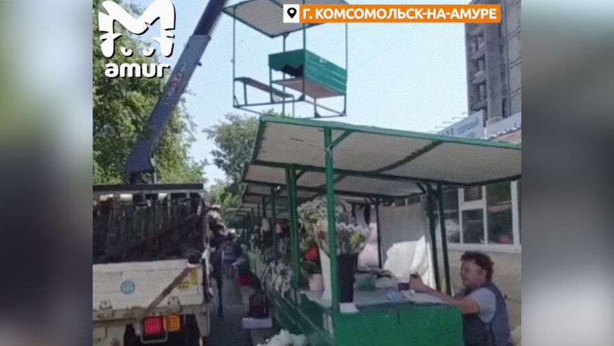 Водитель автокрана в Приамурье подрался с рыночными торговцами при установке нового ларька