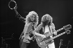 Музыканты Led Zeppelin Роберт Плант и Джимми Пейдж во время выступления, 1970-е годы.