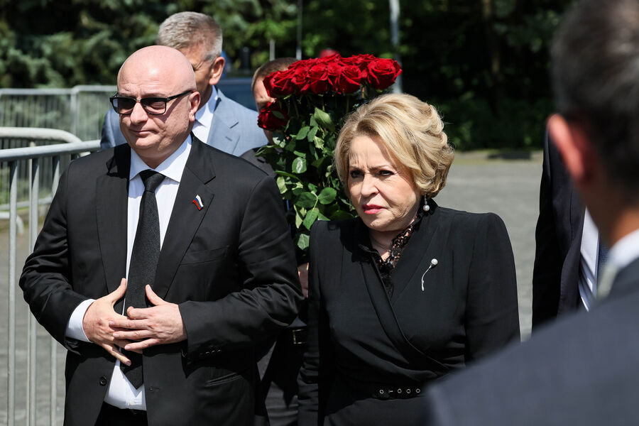 Председатель комитета Совета Федерации РФ по&nbsp;конституционному законодательству и государственному строительству Андрей Клишас и спикер Совета Федерации РФ Валентина Матвиенко на&nbsp;церемонии прощания с&nbsp;председателем Верховного суда РФ Ириной Подносовой в&nbsp;траурном зале ЦКБ Управления делами президента РФ в&nbsp;Москве, 24&nbsp;июля 2025&nbsp;года 