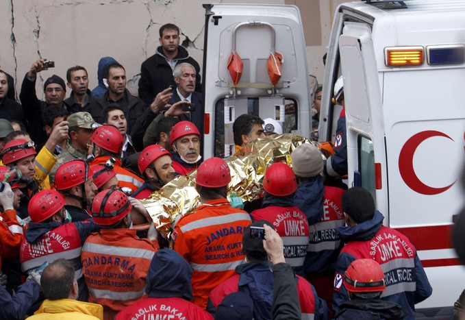 Турецкие спасатели вытащили из-под завалов разрушенных домов Эрджиша и Вана больше 400&nbsp;тел погибших
