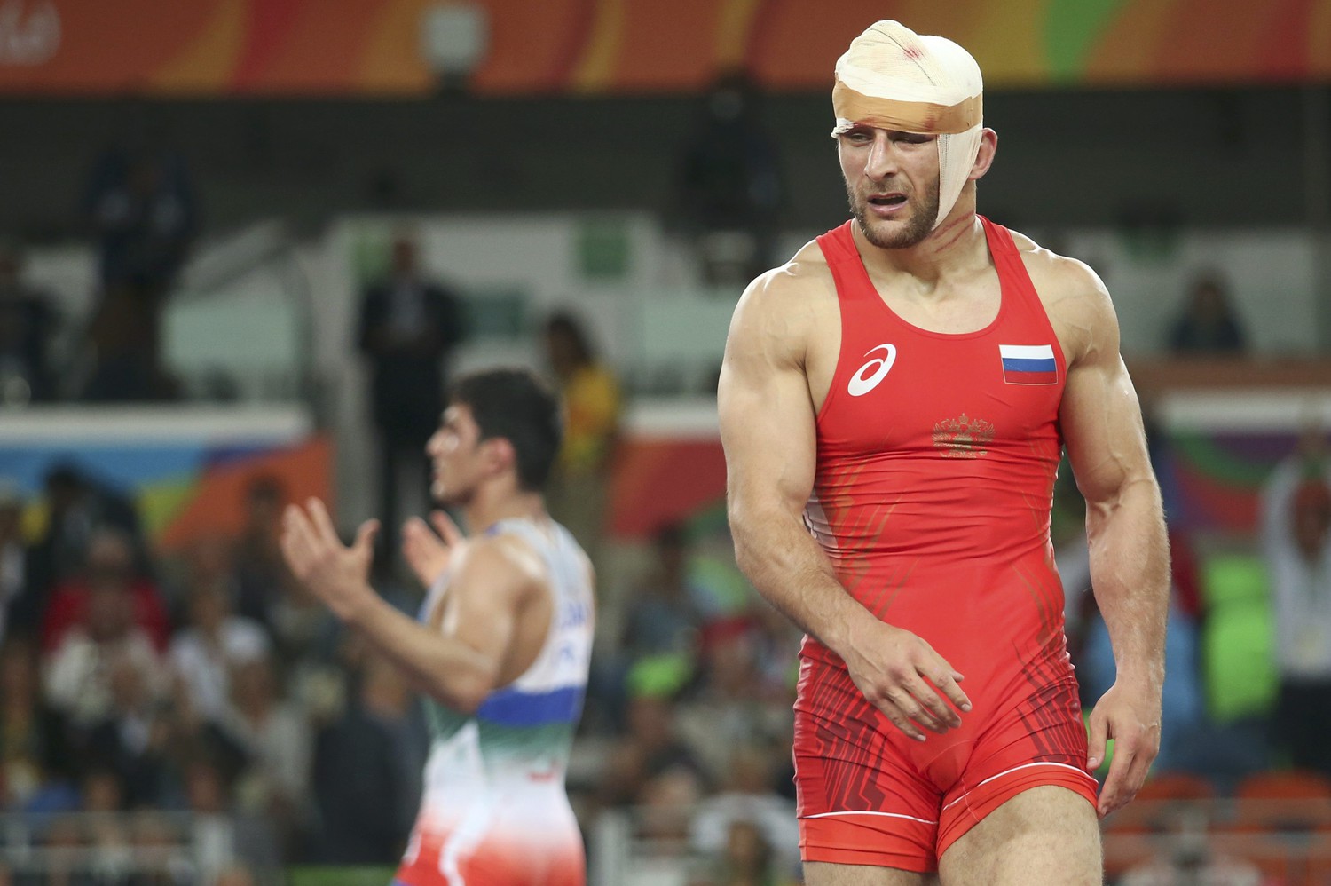 Борец вольного стиля Аниуар Гедуев в финальной схватке Олимпийских игр сражался с иранцем Хассаном Яздани. Серьезное рассечение, полученное россиянином ранее, помешало ему выступить в полную силу — врачам несколько раз пришлось останавливать поединок и накладывать дополнительные повязки, которые в итоге практически полностью перекрыли Гедуеву кислород. Яздани умело воспользовался ситуацией и вырвал победу за счет последнего результативного действия, а Гедуев принес России серебряную медаль.