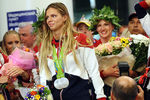 Российская пловчиха Юлия Ефимова (в центре) во время церемонии встречи в аэропорту Шереметьево спортсменов олимпийской сборной России