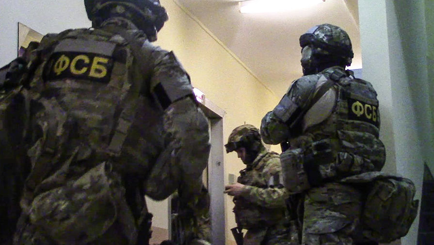Сотрудники ФСБ РФ в ходе операции по задержанию