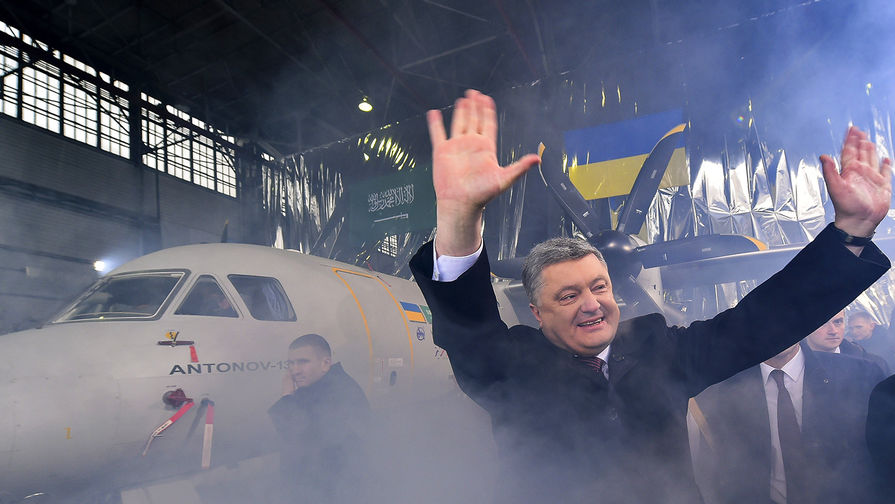 Президент Украины Петр Порошенко на церемонии выкатки самолета Ан-132 в Киеве, 20 декабря 2016 года