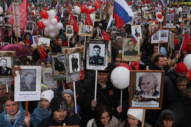 Участники во время акции «Бессмертный полк» в Москве