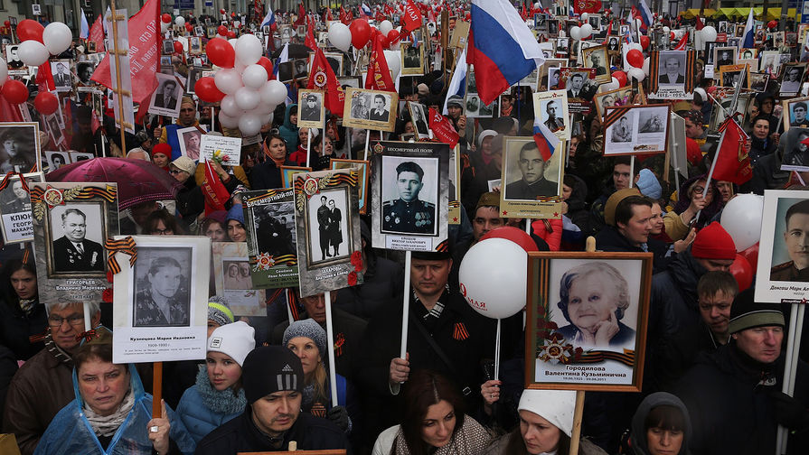 Участники во время акции &laquo;Бессмертный полк&raquo; в&nbsp;Москве