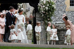 Пиппа Миддлтон, ее сестра Кейт Миддлтон, герцогиня Кембриджская, и Джеймс Мэттьюс после церемонии венчания