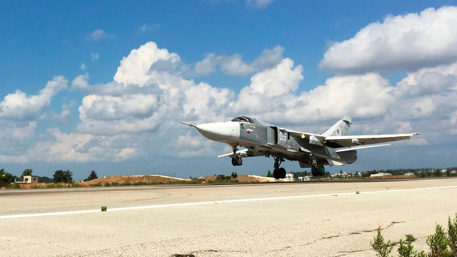 Фронтовой бомбардировщик Су-24 взлетает с авиабазы Хмеймим в Сирии