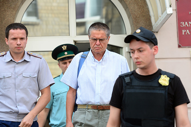 Бывший министр экономического развития РФ Алексей Улюкаев после предварительного заседания в Замоскворецком суде Москвы, 8 августа 2017 года