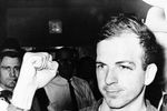 Харви Ли Освальд в полицейском участке в Далласе после задержания по подозрению в убийстве президента США Джона Кеннеди, 22 ноября 1963 года