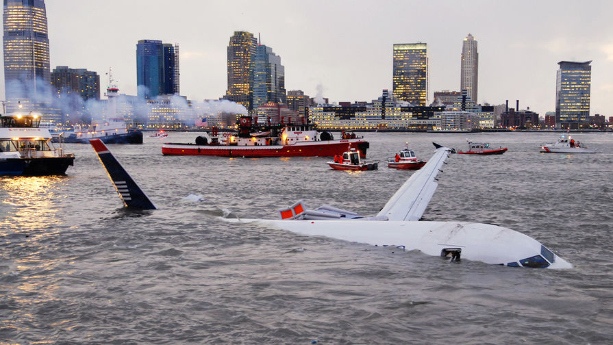 Самолет Airbus A320 авиакомпании US Airways в&nbsp;реке Гудзон в&nbsp;Нью-Йорке после аварийной посадки, 15 января 2009 года