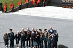 Президент России Владимир Путин и президент Белоруссии Александр Лукашенко с ветеранами на церемонии открытия Ржевского мемориала Советскому солдату, 30 июня 2020 года