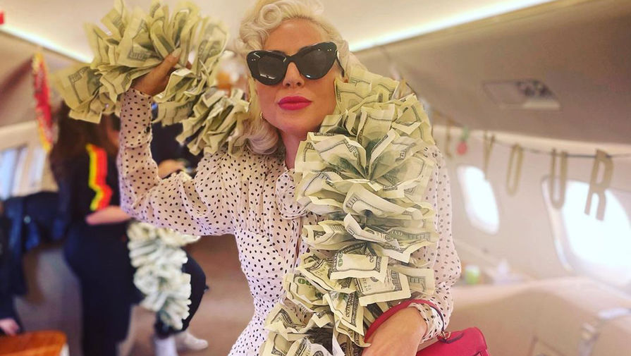 Леди Гага поделилась снимком в боа из 100-долларовых купюр