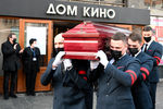 Вынос гроба с телом Виктора Мережко после церемонии прощания в Центральном доме кинематографистов, 3 февраля 2022 года