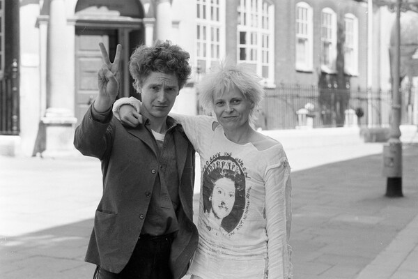 Менеджер группы Sex Pistols Малкольм Макларен и Вивьен Вествуд, 1977&nbsp;год