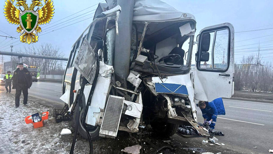 На видео попал удар маршрутки об электроопору в Челябинске