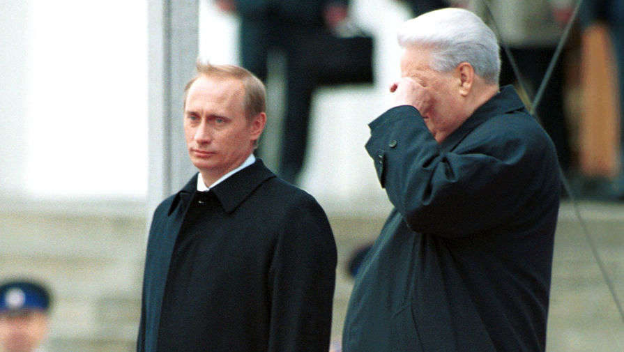 По окончании церемонии в Большом Кремлевском дворце новый президент России Владимир Путин и первый президент России Борис Ельцин вышли на Соборную площадь, 7 мая 2000 года 