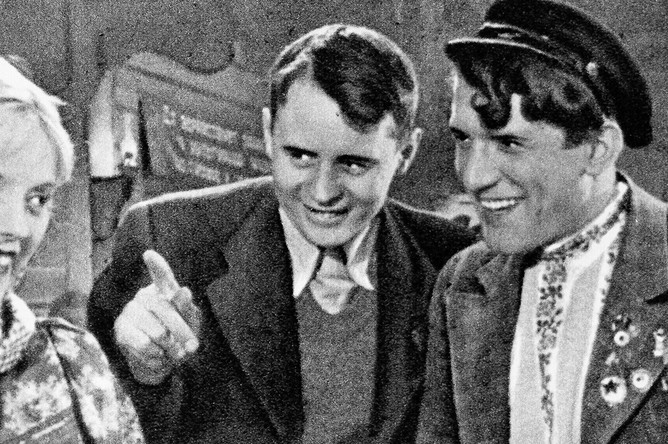 На съемках фильма «Свинарка и пастух». Режиссер Иван Пырьев (в центре) и артисты Марина Ладынина и Николай Крючков, 1941 год