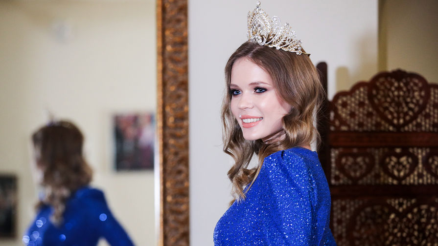 Первая вице-мисс конкурса «Мисс Москва» Ксения Паленова во время передачи короны и титула «Мисс Москва», 26 марта 2019 года
