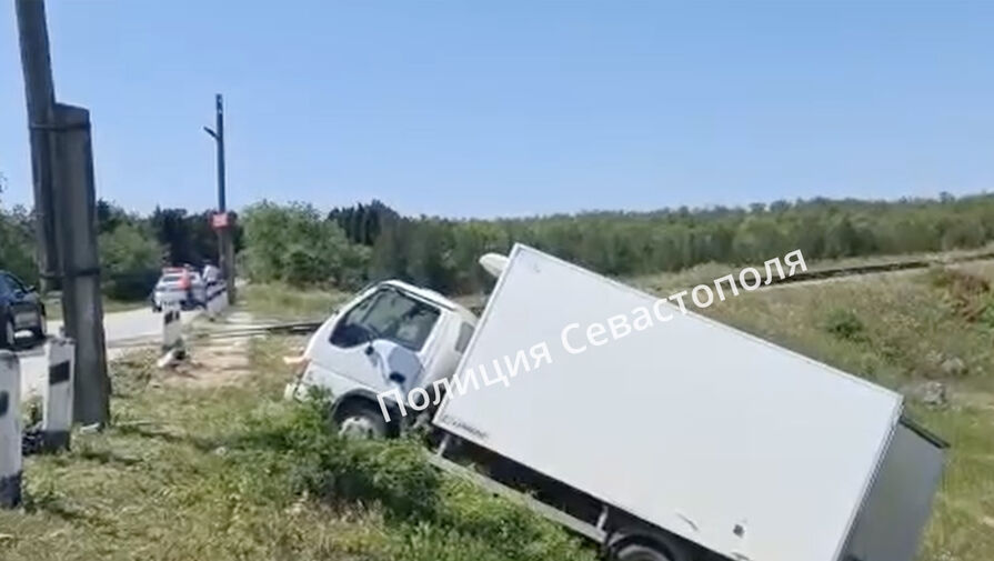 ДТП грузовика и локомотива попало на видео